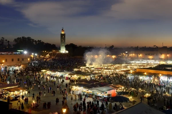 Marakeş Djemma El Fna Meydanı gece.