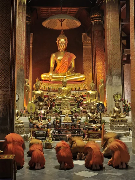 Monks praying in Buddhist Churc — Stock Photo, Image