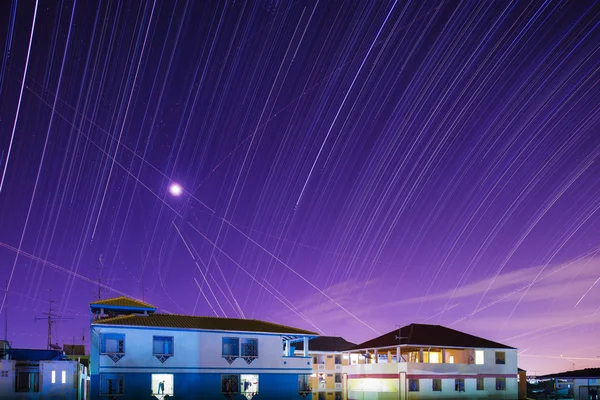 Star trails over vliegtuig licht paden en Moon — Stockfoto