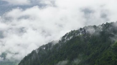 Dağlardan akan genelinde sis rulo