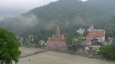 Ganj Nehri Rishikesh ve birçok kişi görünümünü köprüden yürüyüş.