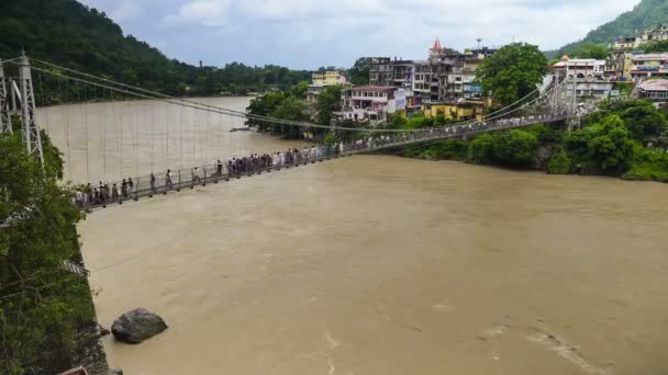 Menigte over de brug in India — Stockvideo