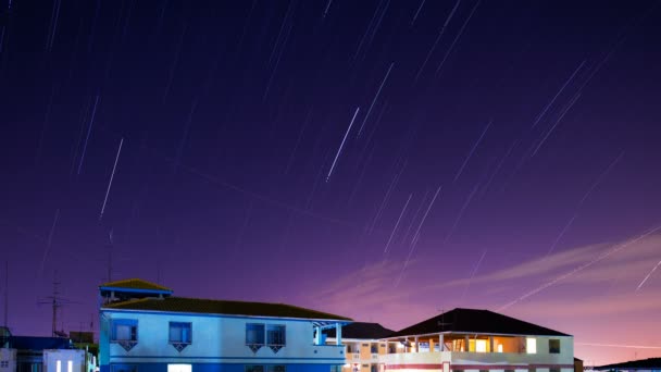 Trilhas estelares através de trilhas de luz de avião e lua — Vídeo de Stock