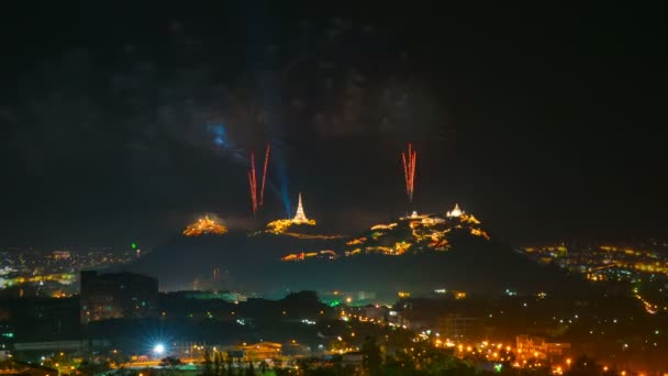 Festiwal sztucznych ogni w prowincji phetchaburi, Tajlandia — Wideo stockowe