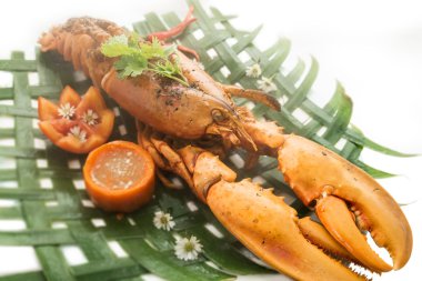 Muz izinli pişmiş ıstakoz peynir ve baharatlı sos ile servis