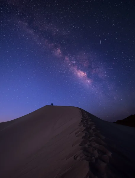 Milky Way over de woestijn sahara, Marokko — Stockfoto