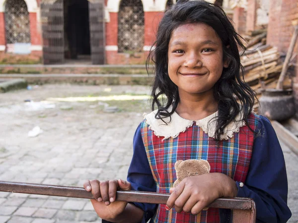 SANKHU, NEPAL-OCT 13, 2012: a menina não identificada está cumprimentando — Fotografia de Stock