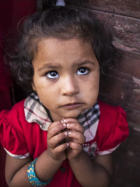 Bhaktapur, Nepal-październik 14, 2012: dziewczynka z prośbą o t — Zdjęcie stockowe