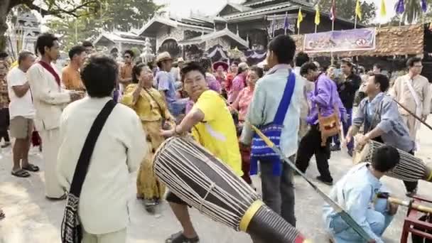 MAE HONG SON, TAILANDIA - 4 DE ABRIL DE 2015: Músicos no identificados golpean tambores largos y gongs en el festival Poy-Sang-Long, durante los desfiles en Wat Jong Kham y Wat Jong Klang, Tailandia . — Vídeo de stock