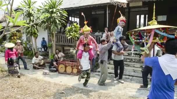 MAE HONG SON, TAILANDIA - 5 DE ABRIL DE 2015: Músicos no identificados golpean tambores largos y gongs en el festival Poy-Sang-Long, durante los desfiles en Wat Muay Tor, Tailandia . — Vídeo de stock