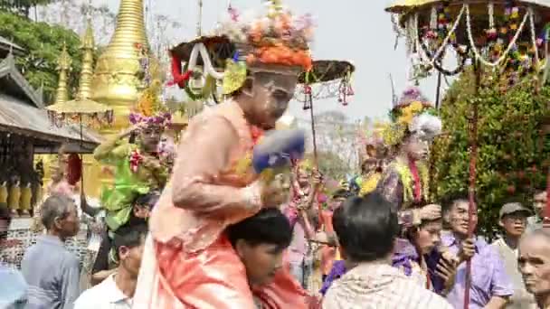 MAE HONG SON, TAILANDIA - 5 DE ABRIL DE 2015: Niños y personas no identificadas en el festival Poy Sang Long el 5 de abril de 2015 en Wat Muay Tor, Tailandia . — Vídeo de stock
