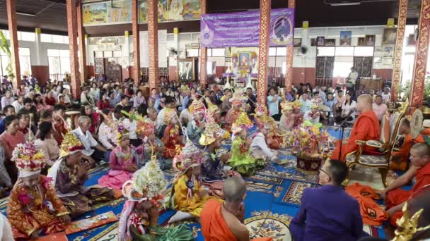 Mae Hong Son, Thailand - 5 April 2015: Oidentifierade novis i Poy sjöng lång festival prästvigning traditionella årliga ceremoni av Wat Muay Tor den 5 April 2015 i Mae hong son, norra Thailand. — Stockvideo