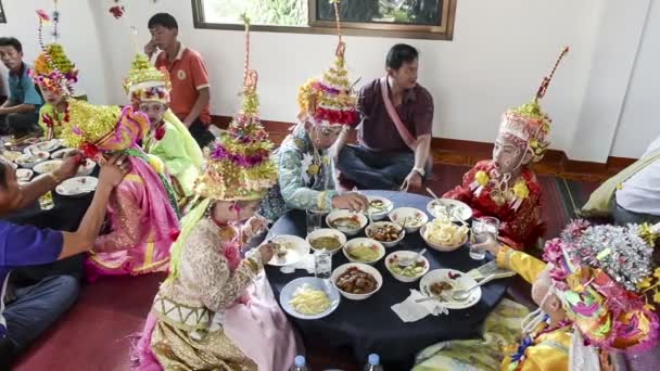 MAE HONG SON, THAILAND - APRIL 5, 2015: Anak-anak tak dikenal sedang makan di Poy Sang Long festival pada tanggal 5 April 2015 di Wat Muay Tor, Thailand . — Stok Video