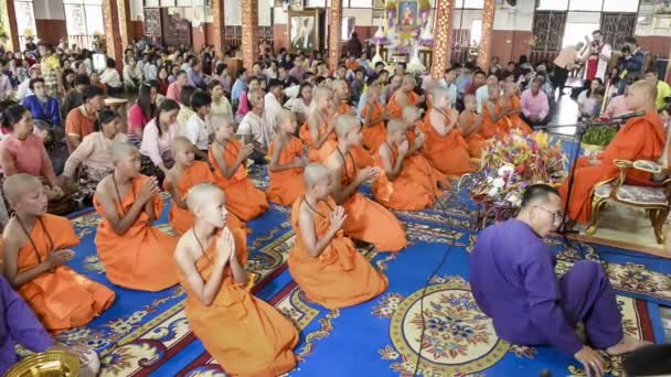 MAE HONG SON, TAILANDIA - 5 DE ABRIL DE 2015: Novato no identificado en la ordenación del festival Poy Sang Long tradicional ceremonia anual de Wat Muay Tor el 5 de abril de 2015 en Mae hong son, al norte de Tailandia . — Vídeo de stock