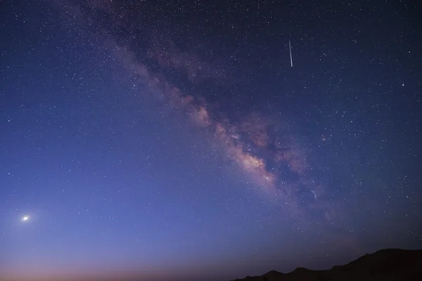 Voie lactée et météore dans le désert du Sahara — Photo