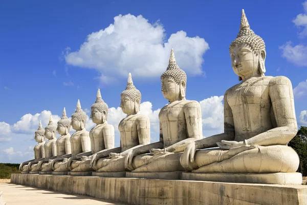 Fila di statua buddha in costruzione nel sud thai — Foto Stock