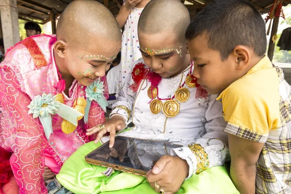 MAE HONG SON, THAILAND - APRIL 5, 2015: Unidentified children ar — Stock Photo, Image