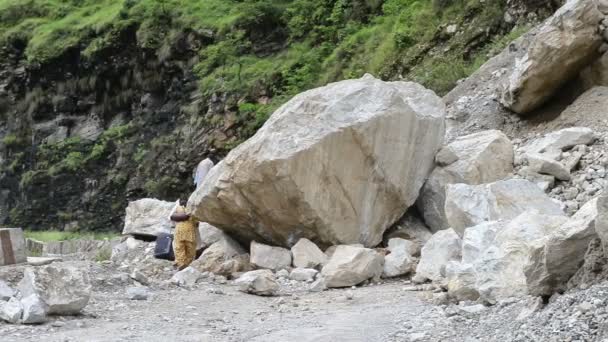 Валуни і невеликі скелі котиться і ковзає вниз по дорозі в Індії — стокове відео