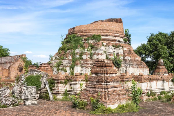 Ruinerna av den gamla tegel pagoden i Thailand. — Stockfoto