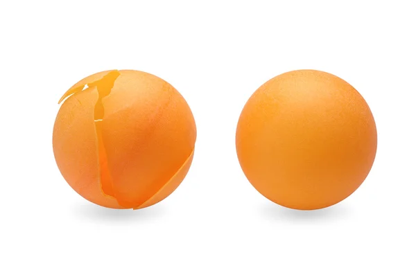 Masa Tenisi topu ve ezilmiş ping pong topu beyaz izole b