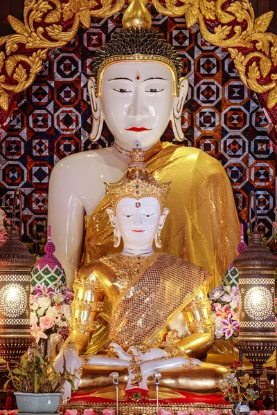 Jade blanco buddha imagen se estableció en 2006 en Tailandia, Es —  Fotos de Stock