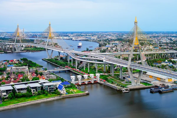 The Bridge Across The River and The Khlong Lat Pho Floodgate Pro — 图库照片