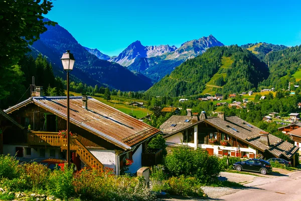 Harika bir manzara Köyü French Alps vadi içinde — Stok fotoğraf