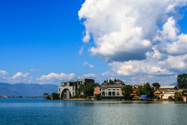 Erhai Gölü ve Cangshan dağ Panorama görünümünü