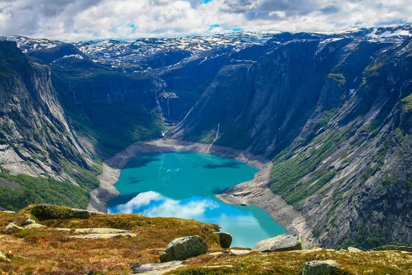 Ringedalsvatnet göl ve dağların Panorama görünümünü