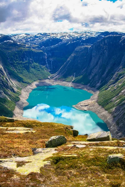 Ringedalsvatnet göl ve dağların çarpıcı görünümü — Stok fotoğraf