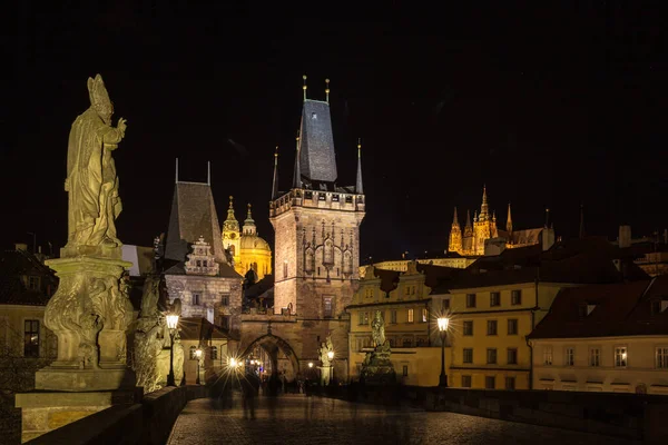 Gyönyörű Éjszakai Kilátás Fény Kivilágított Prágai Vár Szent Vitus Katedrális — Stock Fotó
