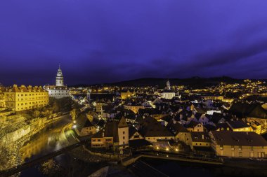 Cesky Krumlov 'un arka planda Cesky Krumlov kalesi ve kulesi ve Çek Cumhuriyeti' nin etrafında akan Vltava nehrinin hava manzarası.