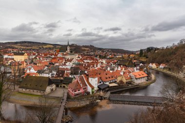 Çek Cumhuriyeti 'nde, bulutlu bir günde Vltava nehri akan Cesky Krumlov' un hava manzarası.