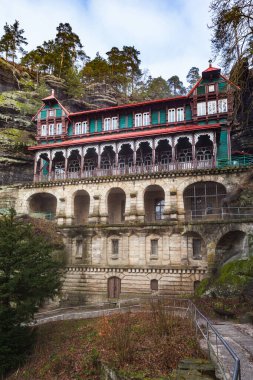 Çek Cumhuriyeti 'nin Hrensko kentinde Bohemian İsviçre Ulusal Parkı' nda, bulutlu bir günde Falcon 'un Pravcicka brana (Prebischtor Gate) yanındaki Yuva Şatosu' na yakından bakın.