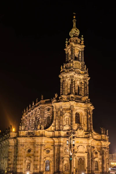 德国萨克森州德累斯顿老城Elbe河畔Schlossplatz广场的德累斯顿大教堂令人惊叹的夜景 — 图库照片