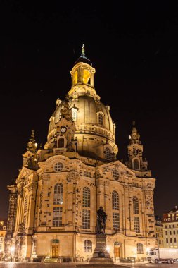 Dresden, Saksonya, Almanya 'daki Neumarkt Meydanı' ndaki Martin Luther heykeliyle Frauenkirche Kilisesi 'nin gece görüşü.