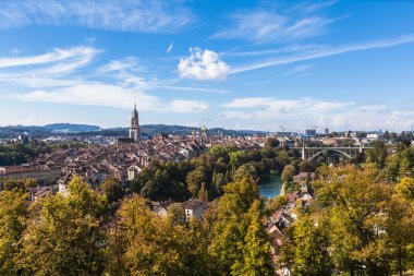 Panrama dağın tepesinde eski kasabadan Berne görünümünü
