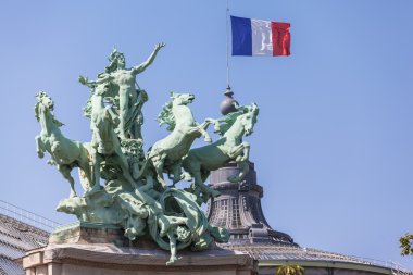Fransız bayrağı ve heykel Grand Palais üstüne