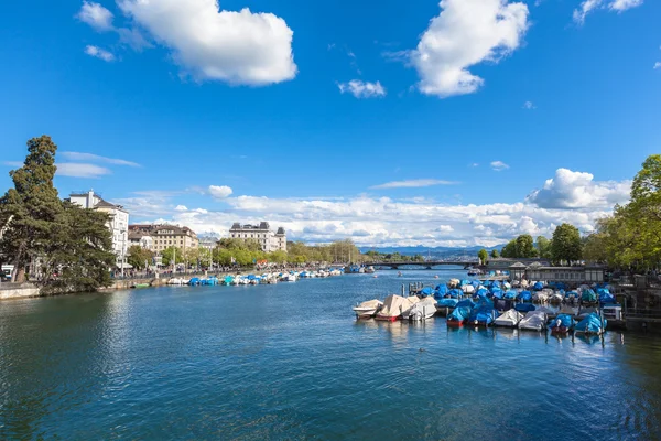 Vue sur la vieille ville de Zurich, le lac et les Alpes — Photo
