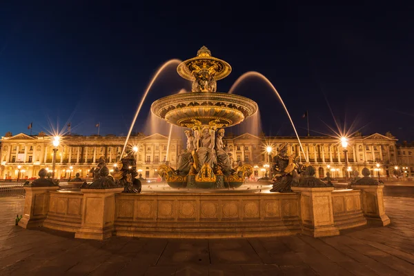 Ночной вид на фонтан на площади Согласия — стоковое фото