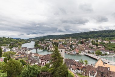 Schaffhausen tarihi kent merkezine ve Ren Nehri görünümünü bir bulutlu da üzerinde