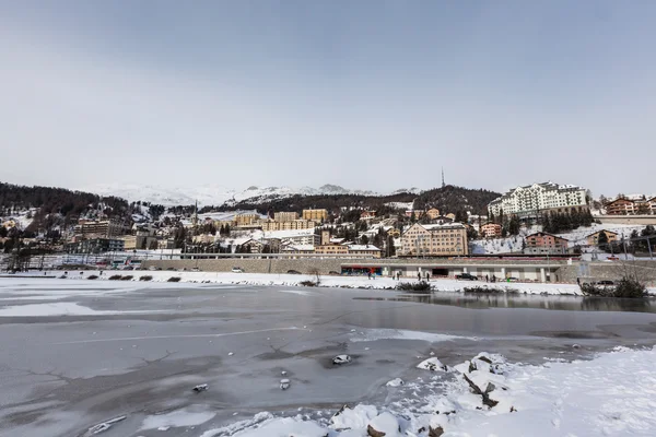 Sankt Moritz Lago e Cidade no Inverno — Fotografia de Stock