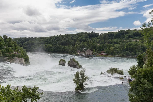 Air terjun besar di sungai Rhein. — Stok Foto