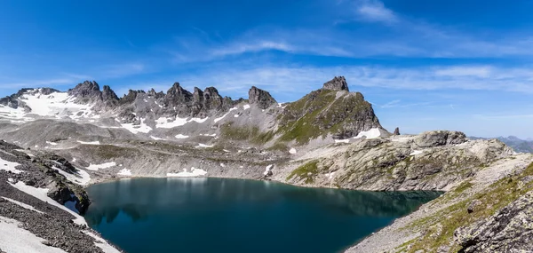 Panorama-view van Wildsee (meer) in de buurt van Pizol — Stockfoto