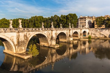 Günbatımı Ponte Sant'Angelo Köprüsü