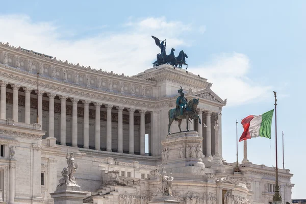 Monumento nazionale bir Vittorio önünde İtalyan ulusal bayrak