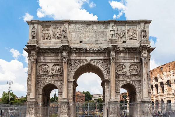 Boog van Constantijn in de buurt van colosseum — Stockfoto