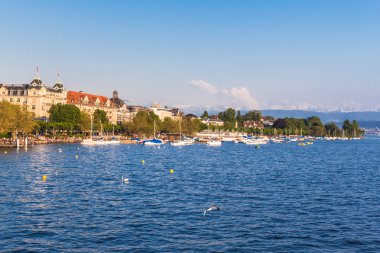 Zürih eski şehir, göl ve gün batımından önce Alpler görünümünü