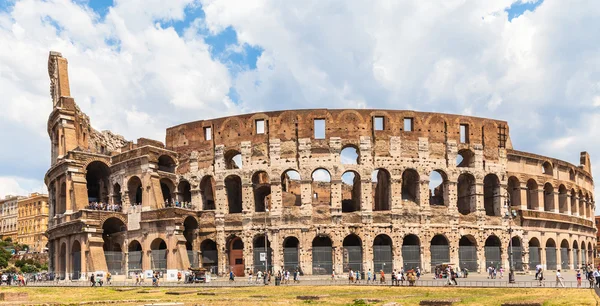 Buitenaanzicht van colosseum in Rome — Stockfoto