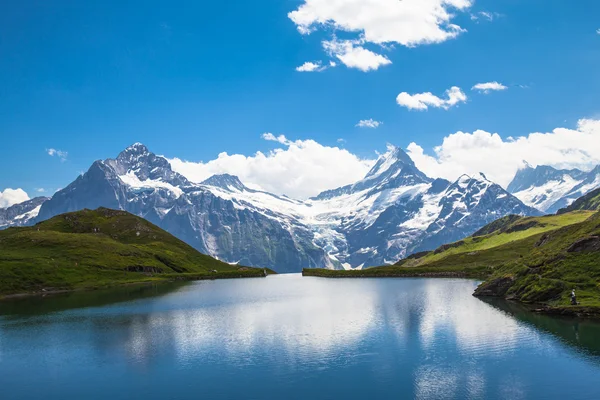 Bachalpsee e os picos de neve da região de Jungfrau — Fotografia de Stock